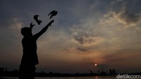 Tak heran, Waduk Cincin kerap jadi destinasi alternatif hiburan dan wisata warga sekitar.