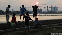 Tampak sejumlah anak muda berkumpul di kawasan Waduk Cincin saat sore hari.