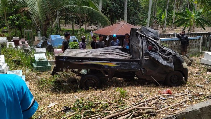 Pikap bermuatan ayam hilang kendali hingga terobos area permakaman di Polman, Sulbar