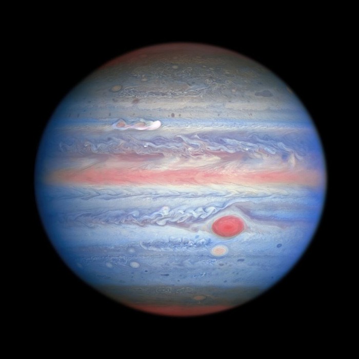 Planet Jupiter terlihat tidak biasa warnanya, seperti yang hasil jepretan teleskop luar angkasa Hubble. Planet terbesar di sisten Tata Surya itu berwarna pastel.