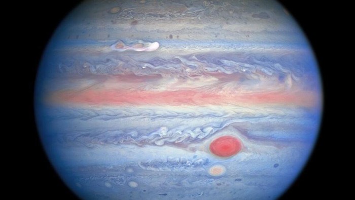 Planet Jupiter terlihat tidak biasa warnanya, seperti yang hasil jepretan teleskop luar angkasa Hubble. Planet terbesar di sisten Tata Surya itu berwarna pastel.