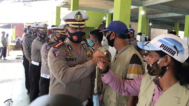 Polda Aceh gandeng pedagang untuk kampanye pemakaian masker demi mencegah Corona (dok Ditlantas Polda Aceh)
