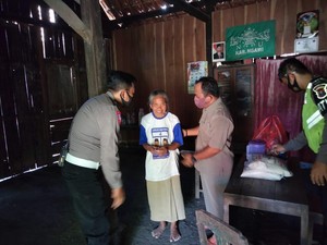 Polisi Ngawi Blusukan ke Warga Sosialisasi Cegah Kecelakaan dan COVID-19