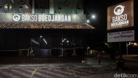 Sepinya aktivitas di kawasan itu bukan tanpa alasan. Sejumlah aturan terkait upaya pencegahan penyebaran virus Corona pun mulai diberlakukan dengan ketat, salah satunya larangan untuk berkumpul lebih dari lima orang.