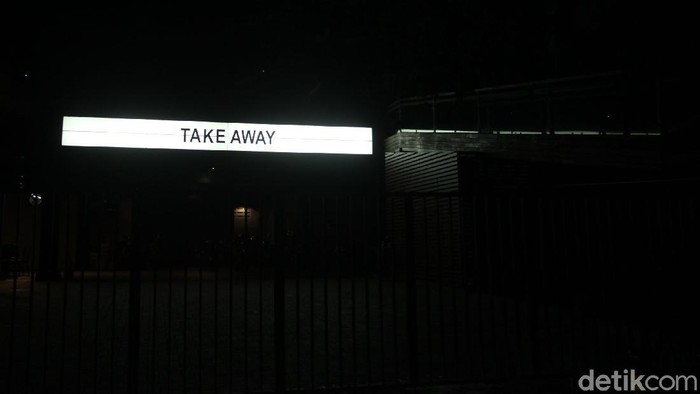 Pemprov DKI Jakarta perketat PSBB di Ibu Kota. Sejumlah aturan ditetapkan, salah satunya kafe dan rumah makan hanya layani pesanan take away dan pesan antar.