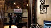 Tak heran kini kebanyakan masyarakat membeli makan melalui layanan pesan antar atau bawa pulang dengan menggunakan sistem drive-thru.