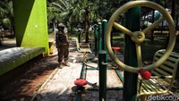 Penjagaan dilakukan untuk mengantisipasi warga yang masuk ke area taman.