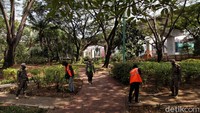 Meski telah diberlakukan PSBB ketat, masih ada saja warga yang melanggar. Mereka yang melanggar pun diberi hukuman membersihkan Taman Jogging Kelapa Gading.