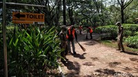 Pelanggar PSBB membersihkan taman dengan pengawasan Satpol PP.