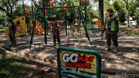 Petugas Satpol PP berjaga di Taman Jogging Kelapa Gading, Jakarta Utara, Jumat (19/9/2020).