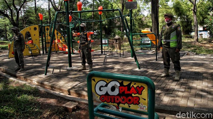 PSBB, Taman Jogging Kelapa Gading Dijaga Ketat Petugas Satpol PP berjaga di kawasan Taman Jogging Kelapa Gading, Jakarta Utara, yang ditutup, selama PSBB ketat. Taman tersebut terpaksa ditutup karena masuk dalam daftar penutupan tempat saat masa PSBB ketat.