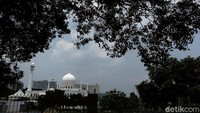 Masjid Agung Al-Azhar Jakarta, kembali meniadakan salat Jumat seiring penerapan PSBB Total di DKI Jakarta.