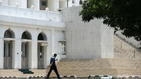 Seluruh pengurus masjid dan jemaah pun mematuhi kebijakan PSBB DKI Jakarta.