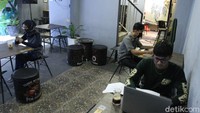 Tak hanya itu, kedai kopi ini dijadikan sebagai wadah dan tempat untuk membuka atau membentuk relasi antar komunitas, agar komunitas-komunitas yang nongkrong di kedai kopi ini saling berkenalan.