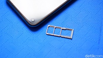 Sementara di bagian samping kiri terdapat slot dual SIM + microSD. Foto: Adi Fida Rahman/detikINET