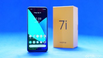 Realme 7i hadir dalam varian warna Aurora Green dan Polar Blue. Harganya Rp 3.199.000 dengan harga flash sale Rp 3.099.000. Foto: Adi Fida Rahman/detikINET