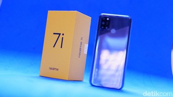 Baterai Realme 7i berkapasitas 5.000 mAh diklaim mampu bertahan hinga 34 hari standby. Diberikan dukungan pengisian cepat 18W. Foto: Adi Fida Rahman/detikINET