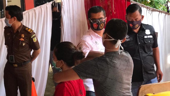 Rekonstruksi Kasus Istri Tusuk Suami di Mampang, Pelaku Peragakan 44 Adegan
