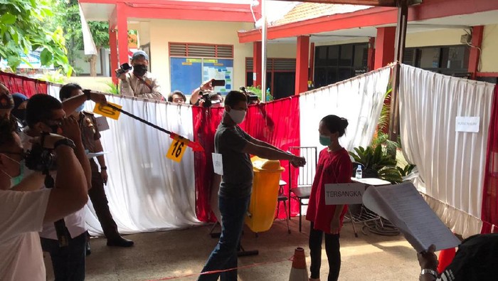 Rekonstruksi Kasus Istri Tusuk Suami di Mampang, Pelaku Peragakan 44 Adegan