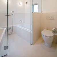 Ini adalah penampakan dari kamar mandi di dalam rumah. Terlihat tidak sempit dan cukup nyaman bukan? Foto: Mizuishi Architects Atelier