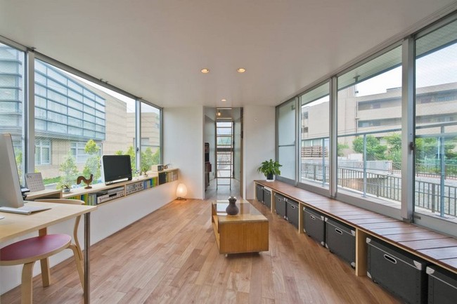 Jika diperhatikan, seluruh dinding di dalam rumah dicat dengan warna putih. Hal itu membuat bagian dalam rumah terlihat lebih terang dan luas. Foto: Mizuishi Architects Atelier