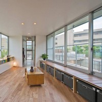 Jika diperhatikan, seluruh dinding di dalam rumah dicat dengan warna putih. Hal itu membuat bagian dalam rumah terlihat lebih terang dan luas. Foto: Mizuishi Architects Atelier