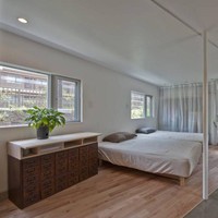 Ruang kamar di rumah ini terletak di lantai satu. Untuk menghemat ruang agar tidak sempit, interior di dalam rumah sengaja tidak dibuat terlalu banyak sekat. Foto: Mizuishi Architects Atelier