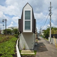 Rumah unik yang satu ini terletak di Jepang. Ukurannya yang terlihat kecil dan ramping akan membuatmu tidak menyangka bahwa rumah ini memiliki interior yang keren dan minimalis. Foto: Mizuishi Architects Atelier