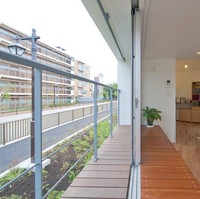 Jika kamu memiliki lahan yang tidak terlalu luas untuk membangun rumah, maka rumah unik yang satu ini bisa kamu jadikan inspirasi. Walaupun bagian luarnya terlihat kecil dan sempit, ternyata bagian dalamnya cukup nyaman. Foto: Mizuishi Architects Atelier