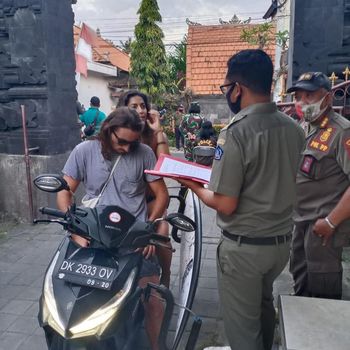 Sejumlah bule di Bali Tak Pakai Masker Ditindak Satpol PP