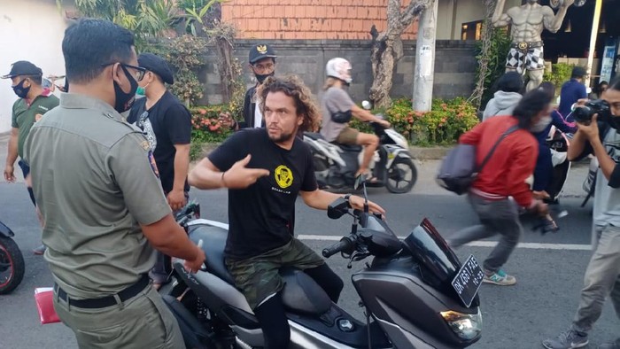 Sejumlah bule di Bali Tak Pakai Masker Ditindak Satpol PP