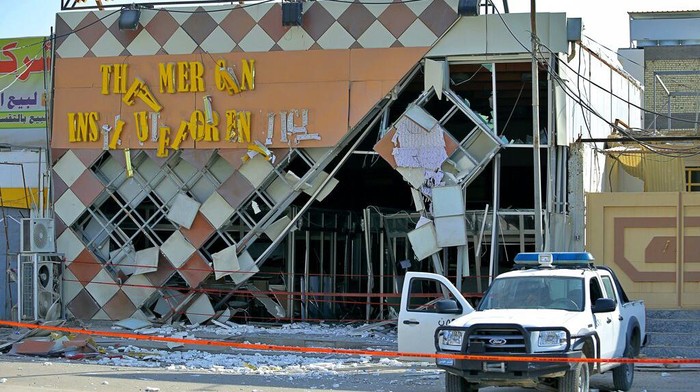 Sekolah Bahasa Inggris Jadi Korban Ledakan di Irak Ledakan terjadi di luar bangunan sekolah bahasa Inggris di Irak. Ledakan itu diketahui terjadi sebagai bentuk penolakan atas kehadiran Amerika di Irak.