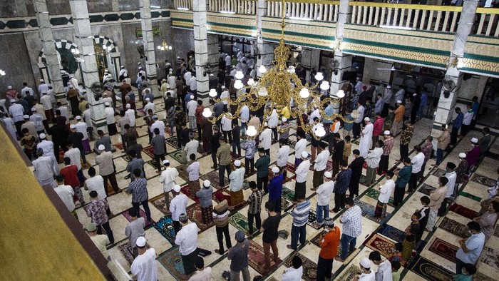 Warga melaksanakan shalat Jumat di salah satu Masjid di kawasan Pancoran, Jakarta, Jumat (18/9/2020). Pengurus masjid tetap melaksanakan shalat Jumat di masa Pembatasan Sosial Berskala Besar (PSBB) dengan menerapkan protokol kesehatan untuk mencegah penyebaran COVID-19. ANTARA FOTO/Dhemas Reviyanto/pras.