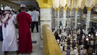 Pengurus masjid tetap melaksanakan shalat Jumat di masa Pembatasan Sosial Berskala Besar (PSBB) dengan protokol kesehatan ketat, meskipun ada beberapa orang yang tetap mengabaikannya. seperti shaf yang terlihat ini.