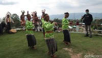 Kini sirih pinang dikemas dalam bentuk tarian dengan nama Reis. 