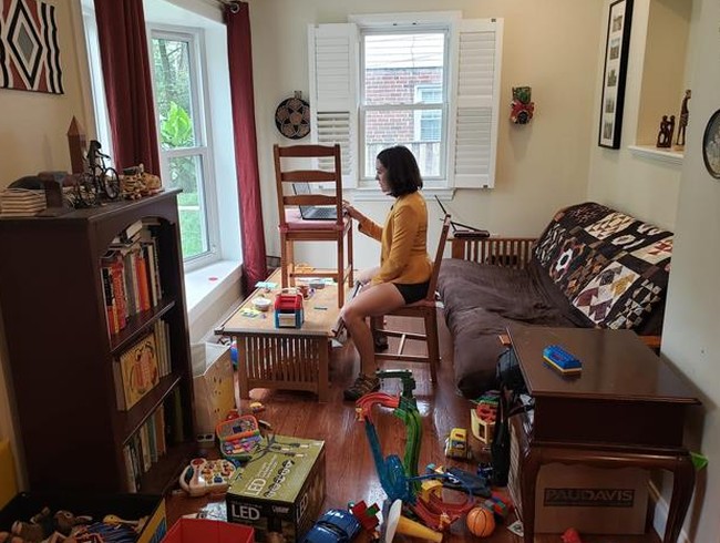 Orang-orang pun membagikan situasi mereka saat kerja dari rumah. Tidak ada lagi meja kantor yang rapi, tapi suasana rumah berantakan, hingga harus menggunakan berbagai alat agar bisa menopang laptop dengan benar. Seperti Gretchen TG, profesor ini memakai atasan blazer dan celana pendek saat jadi narasumber di tayangan berita TV. Ruang kerja nya pun dipenuhi mainan anak yang berserakan di mana-mana. (Foto: Twitter via Bored Panda)