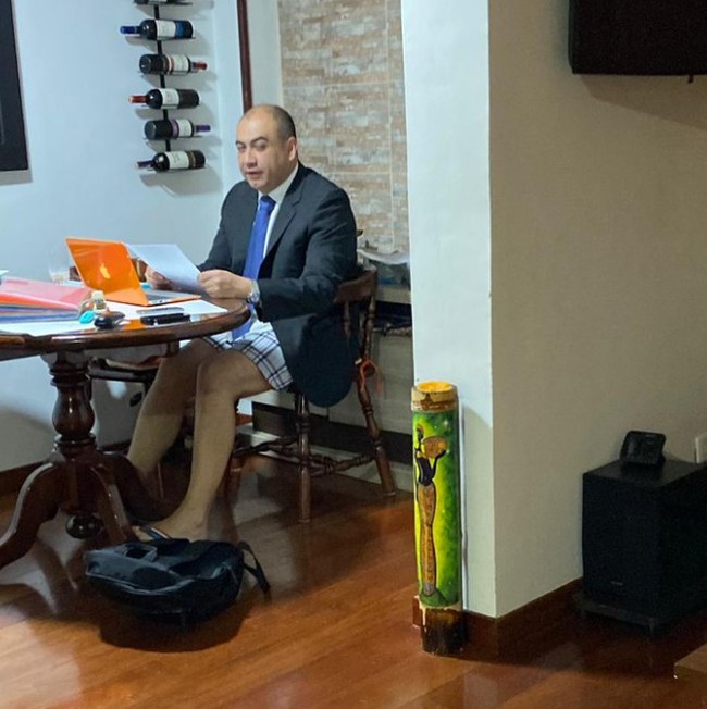 Mengikuti meeting online, pria ini mengenakan jas dan kemeja lengkap dengan dasi. Tapi di bagian bawah, dia hanya memakai celana pendek dan sandal jepit. (Foto: Twitter via Bored Panda)