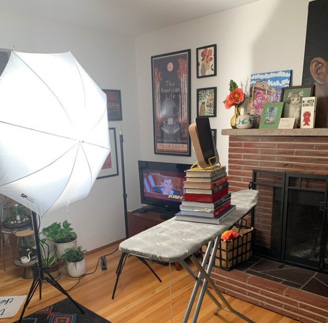 Melakukan audisi via zoom, wanita ini memanfaatkan papan setrika dan tumpukan buku untuk menggantikan tripod. Terlihat tablet diletakkan di atasnya memakai cermin sebagai penyangga. (Foto: Twitter via Bored Panda)