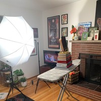 Melakukan audisi via zoom, wanita ini memanfaatkan papan setrika dan tumpukan buku untuk menggantikan tripod. Terlihat tablet diletakkan di atasnya memakai cermin sebagai penyangga. (Foto: Twitter via Bored Panda)