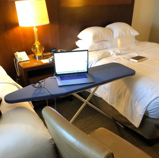 Sekali lagi, papan setrika dimanfaatkan sebagai pengganti meja laptop. Netizen ini melakukan wawancara kerja di sebuah kamar hotel. (Foto: Twitter via Bored Panda)
