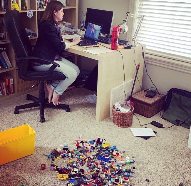 Wanita ini melakukan meeting di ruang kerjanya dengan busana rapi. Tapi lihat kekacauan yang terjadi di atas karpet. Mainan lego hasil karya sang anak. (Foto: Twitter via Bored Panda)