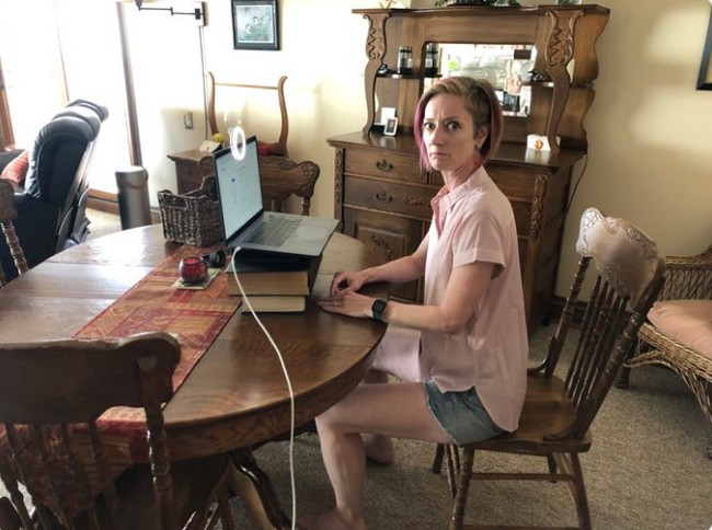 Wanita ini harus mengganjal laptopnya dengan dua buku tebal agar bisa lebih nyaman bekerja. Dia harus mengerjakan tugas kantor di rumah orangtuanya. (Foto: Twitter via Bored Panda)