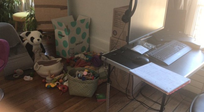 Meja kerja dengan pemandangan mainan yang berantakan. (Foto: Twitter via Bored Panda)