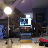 Instruktur fitnes pun kini bekerja dari rumah. Wanita ini harus menumpuk banyak buku agar bisa memberikan kelas online. Duh, repot ya. (Foto: Twitter via Bored Panda)