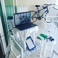 Demi bisa bekerja dengan maksimal, salah satu pengguna Twitter ini memanfaatkan meja yang ditaruh di atas kursi. Lihat saja kerumitannya. (Foto: Twitter via Bored Panda)