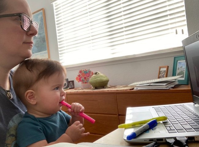 Banyak perusahaan yang sampai sekarang memberlakukan sistem WFH atau kerja dari rumah selama pandemi COVID-19 belum berakhir. Terkesan nyaman dan jadi sebuah priviledge, nyatanya kerja dari rumah, juga memberi tantangan tersendiri bagi karyawan. (Foto: Twitter via Bored Panda)