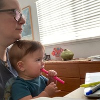 Banyak perusahaan yang sampai sekarang memberlakukan sistem WFH atau kerja dari rumah selama pandemi COVID-19 belum berakhir. Terkesan nyaman dan jadi sebuah priviledge, nyatanya kerja dari rumah, juga memberi tantangan tersendiri bagi karyawan. (Foto: Twitter via Bored Panda)