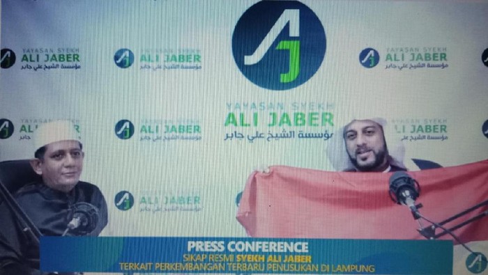 Syekh Ali Jaber memberikan bendera merah putih ke penusuknya