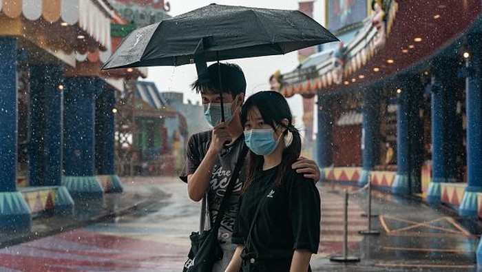 Sejumlah tempat hiburan di Hong Kong kembali dibuka. Guna cegah Corona, warga yang mengunjungi taman bermain di Hong Kong diwajibkan untuk mengenakan masker.