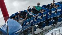 Sejumlah pengunjung tampak asyik bermain di wahana permainan roller coaster yang berada di taman bermain Ocean Park, Hong Kong, Jumat (18/9/2020).